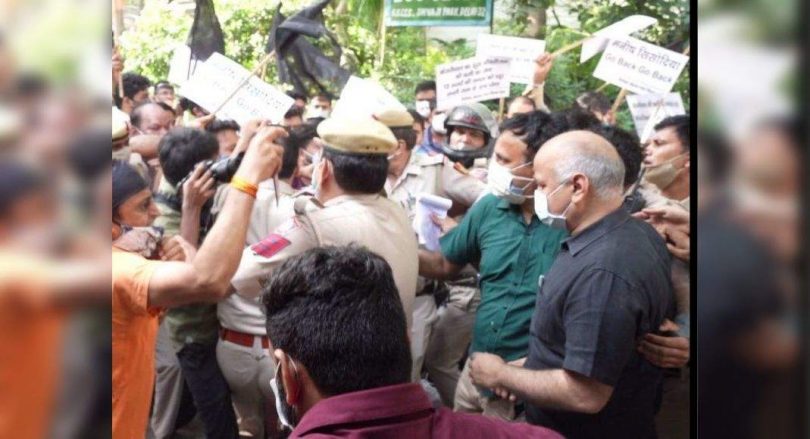 BJP workers damage my official vehicle: Sisodia