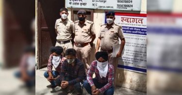 3 was held to drag the traffic police on the hood of the car