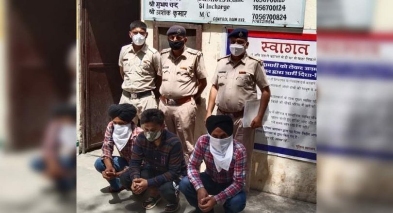 3 was held to drag the traffic police on the hood of the car