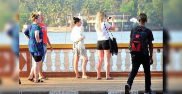 Five Lakh Lakh's Free Tourist Visa Center Offers Buoys Harapan Goa Tour Operator