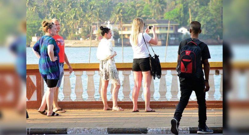 Five Lakh Lakh's Free Tourist Visa Center Offers Buoys Harapan Goa Tour Operator