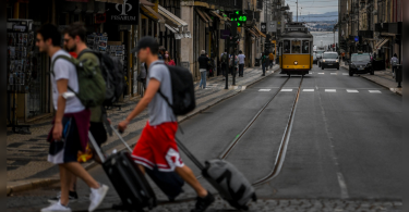 Portugal limits UK journey, stop classes in the middle of a surge in viruses