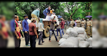 Odisha: Farmers throw rice on hose tokens