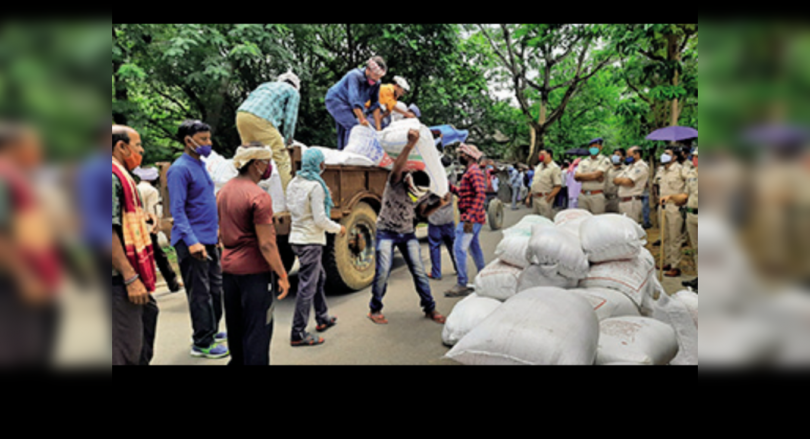 Odisha: Farmers throw rice on hose tokens