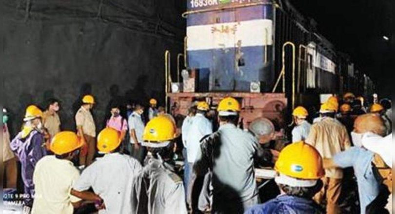 Goa-bound Rajdhani derails, paralyses route for 6 hours