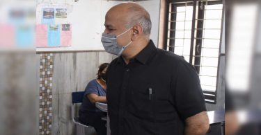 The school cannot deny entering the reason that the child has stated the name of the parents: Sisodia