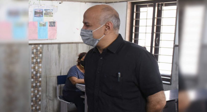 The school cannot deny entering the reason that the child has stated the name of the parents: Sisodia