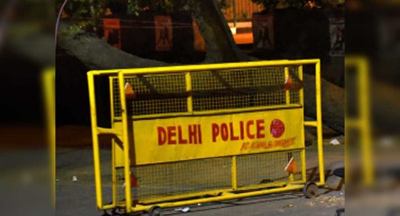 Delhi: Man is held to grab the CRPF Constable phone