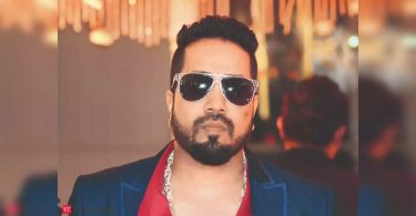 Fans help mica after the car is broken