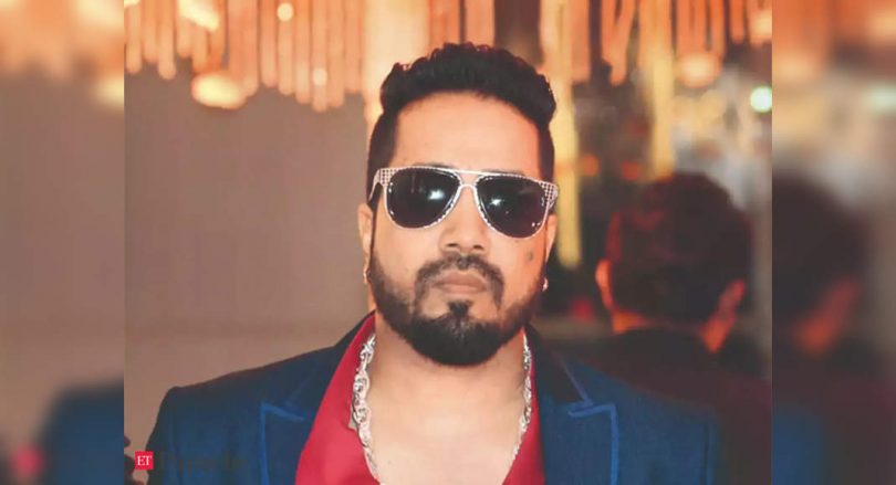 Fans help mica after the car is broken