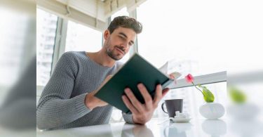 Signs to see intellectual pseudo people