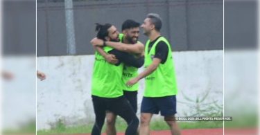 Ranveer & Dhoni hugged each other during the match