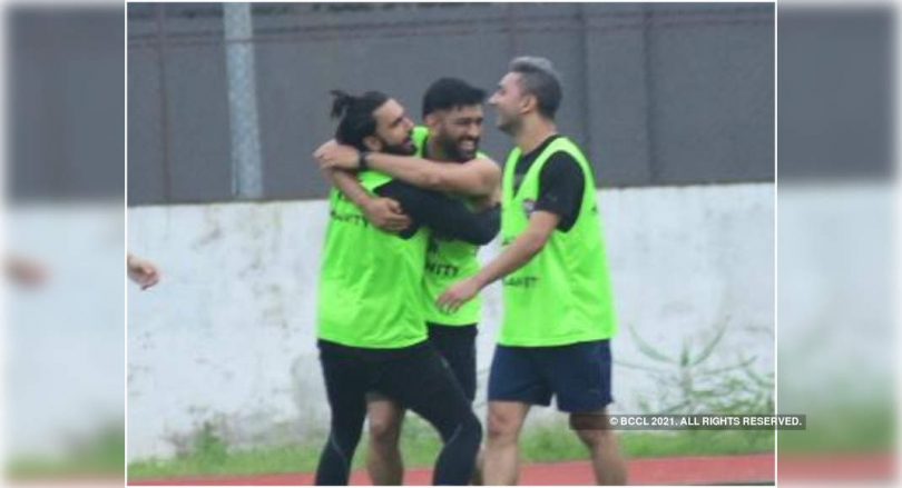 Ranveer & Dhoni hugged each other during the match