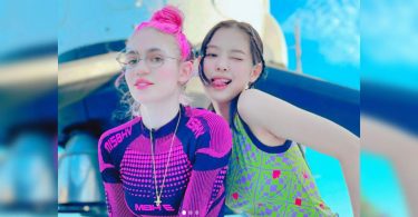 Jennie-grimes relaxed together; Blinking reacts