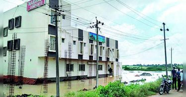 Damaged plants in the Haveri District; TB Dam fills up with full, people ask to be vigilant