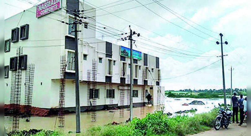 Damaged plants in the Haveri District; TB Dam fills up with full, people ask to be vigilant