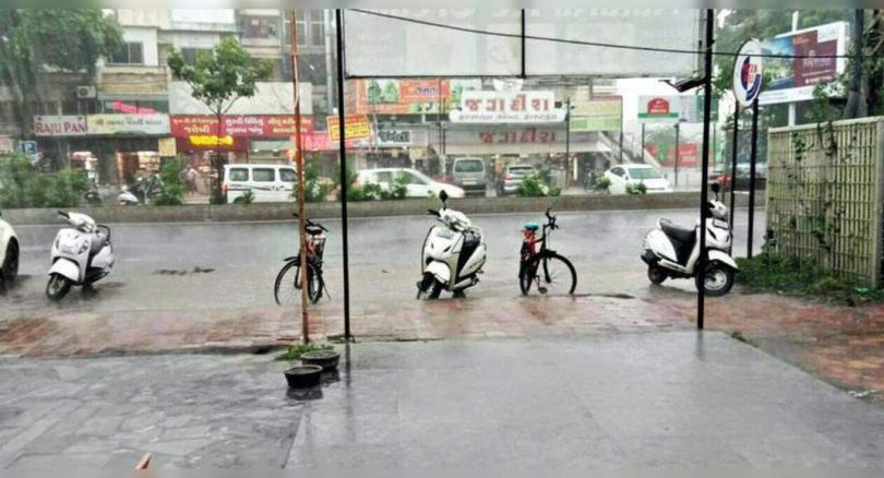 Many areas in Vadodara go which are flooded after heavy rain