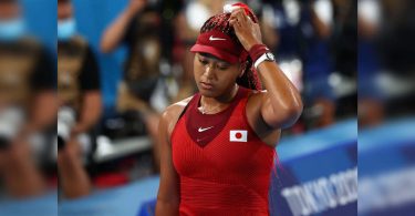 Tokyo 2020: Osaka crashes after a full display