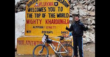 Odisha Forest Officer's pedal all the way to Khardung la