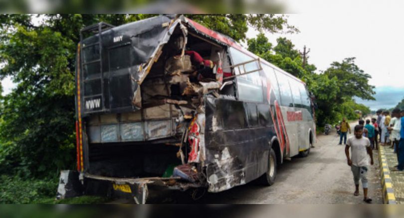 18 death migrants as trucks collided with stranded buses above