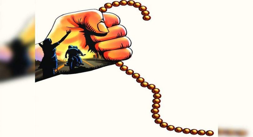 Women rob a gold chain worth Rs 98,000 in Nashik