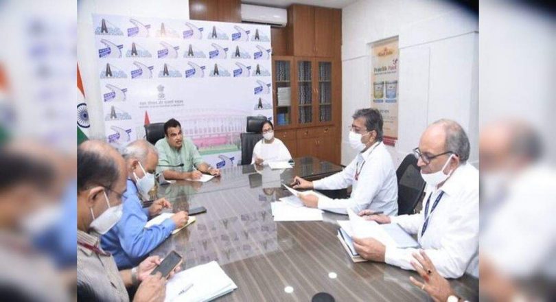 Mamata Banerjee meets Nitin Gadkari, discussing infrastructure projects in Bengal