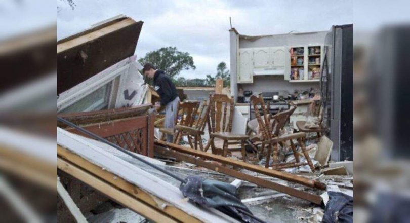 Severe storms leave blackouts, tree damage in the Chicago area