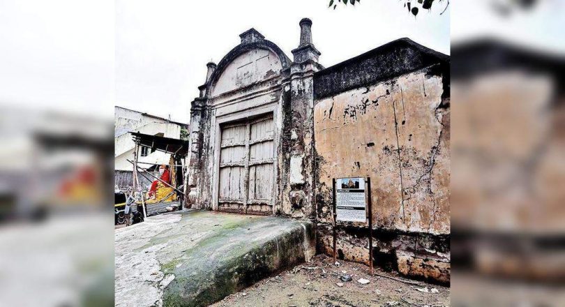The tomb symbolizes competition between Britain and the Netherlands