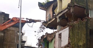 KDMC destroys a dangerous building 41-yr