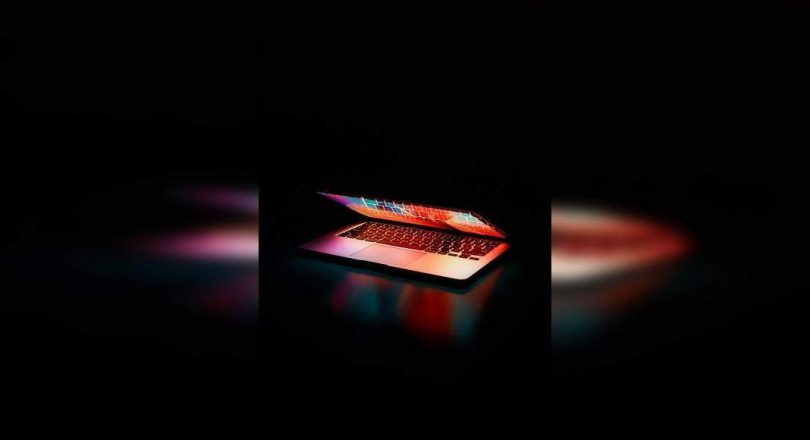 Some M1 MacBook users complained of screen slits during normal use