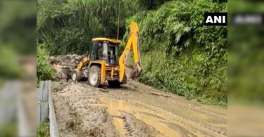 NH-10 was blocked because landslides near Kalimpong