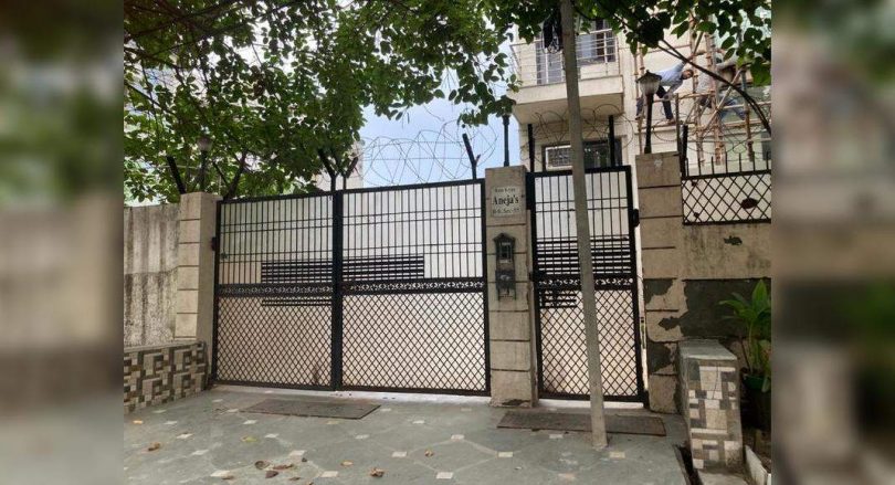 Family robbed in gunpoint in noida