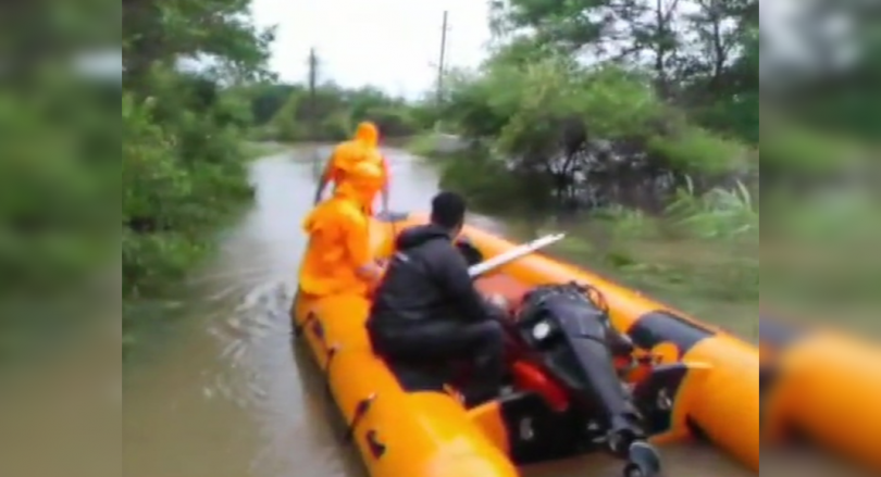 The house was submerged in Bhiwandi, NDRF came to save