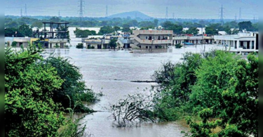 Heavy rain pound tagana, normal locals go fishing on the streets