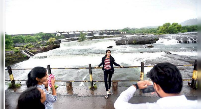 Khadakwasla releases water; Total stock in the dam is more than 50%