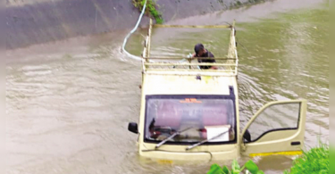Government vehicles fell to the Selaulim canal