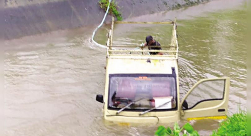 Government vehicles fell to the Selaulim canal