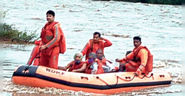 Pregnant women who are jammed get help to cross the flood road