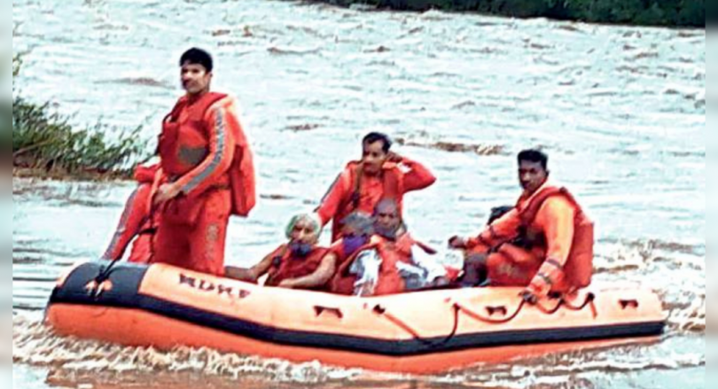 Pregnant women who are jammed get help to cross the flood road