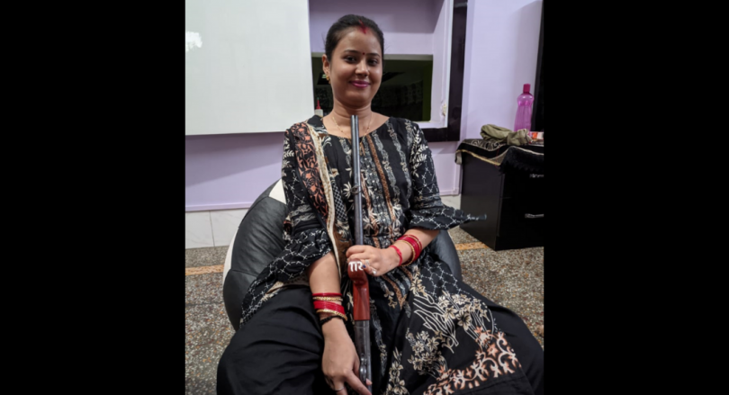 The woman clicked on a selfie while holding a gun photographing herself