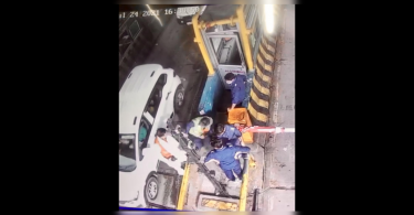 BJP Legislator cuts the plaza toll staff in Mathura