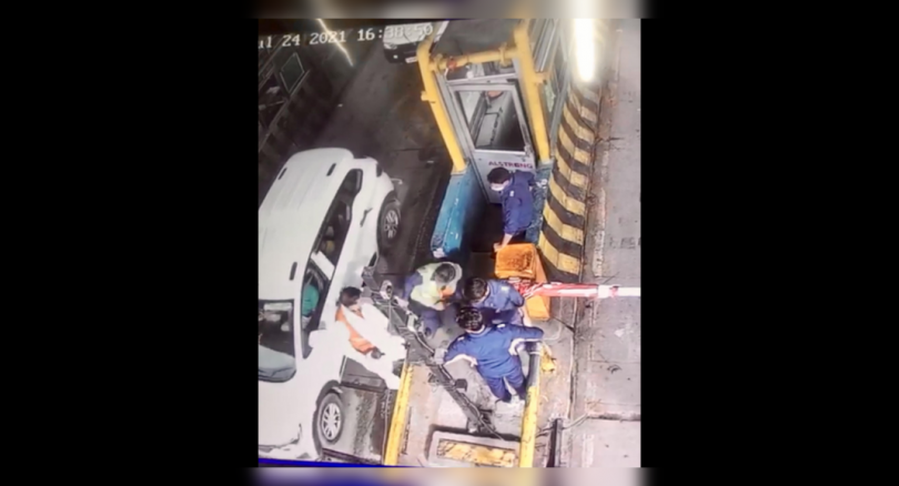 BJP Legislator cuts the plaza toll staff in Mathura