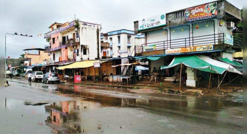 Dang observed the bandh on the death of the Chikhli police station