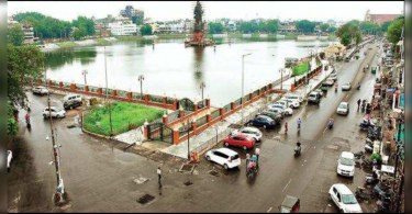 Vadodara: Only the pedestrian stream in Sursagar Road