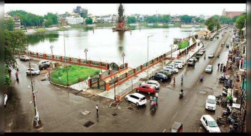 Vadodara: Only the pedestrian stream in Sursagar Road