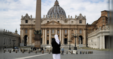 Cardinal, 9 others are tried in the Vatican in a money scandal