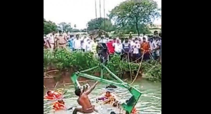 Telangana: Former sub-inspector dies when the car falls well