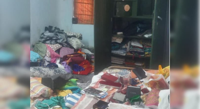 Jewelry was stolen from the customs customs house