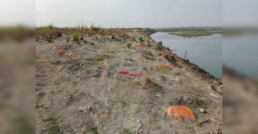 Police onto the rope at 283 grams of Pradhans to keep the ganga ghats clean