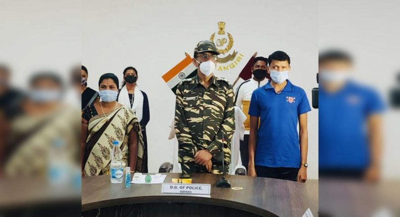 Three Maoist leaders give up before Odisha DGP
